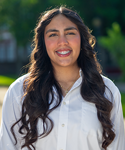 Rosalinda's headshot