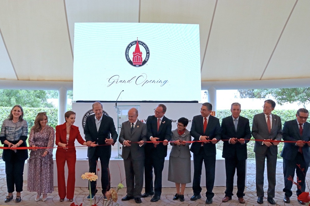 Photo Caption: Representatives of UIW and Centro Fox at official ribbon-cutting for the University of the Incarnate Word León